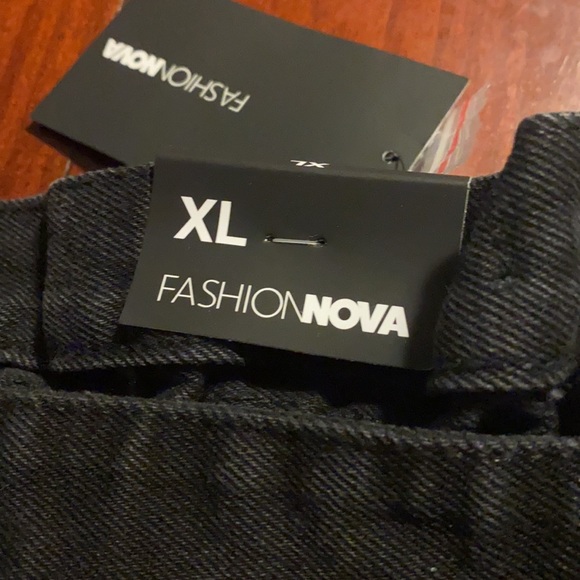 Black shorts with removable belt - Picture 3 of 4